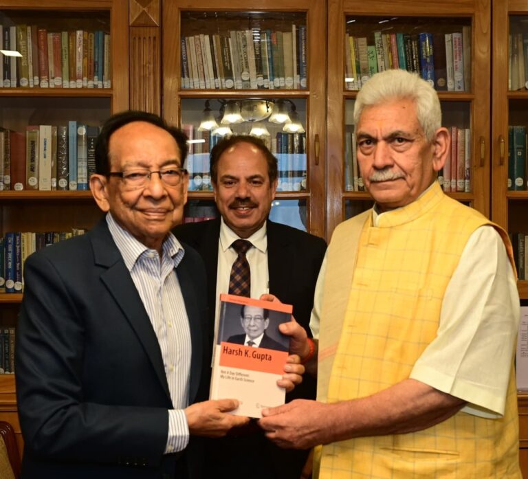 Dr Harsh K. Gupta, former Member, NDMA and Prof. Shakil A. Romshoo, VC IUST called on Lieutenant Governor Sh Manoj Sinha (1)