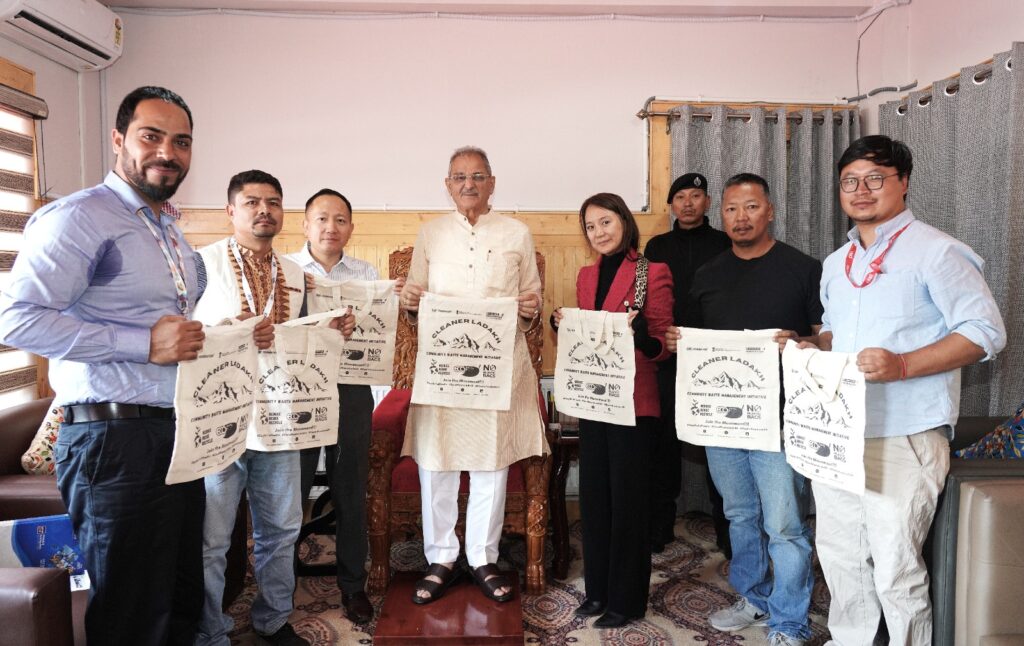 Hon'ble LG Kavinder with representatives from HDFC Bank and other organisations1