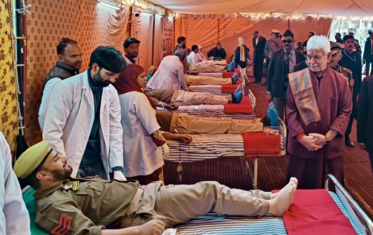 Lieutenant Governor Shri Manoj Sinha visited the Blood Donation Camp organized on Police Commemoration Day